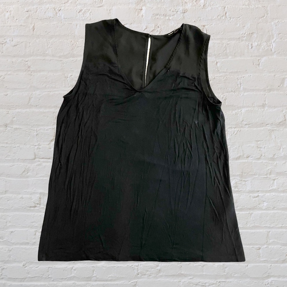 🛍🏙3️⃣ for $1️⃣5️⃣ Banana Republic mixed media v-neck tank top